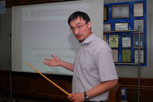 Победитель в номинации «Профессионал» Дмитрий Кривченков выступает с докладом