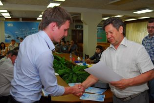 Директор по персоналу Александр Холодков вручает диплом инженеру-конструктору Сергею Бровкину